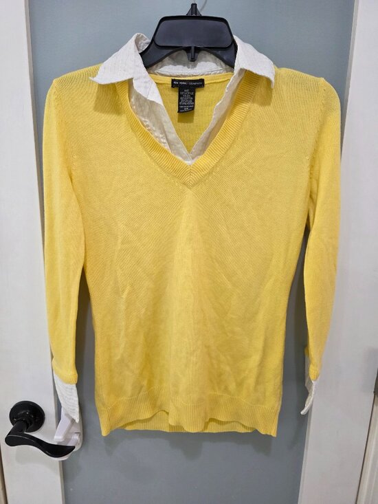 New York & Company Tops - New York & Company Yellow Sweater – Women’s XS V-Neck Lightweight Pullover